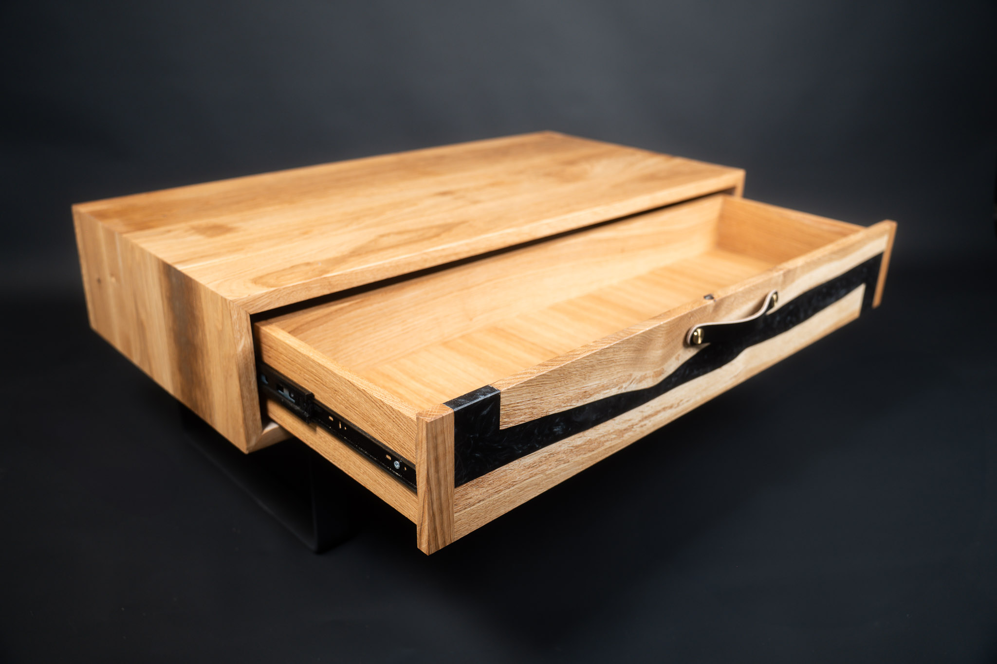 Table basse chêne et résine, tiroir ouvert sur coulisses
