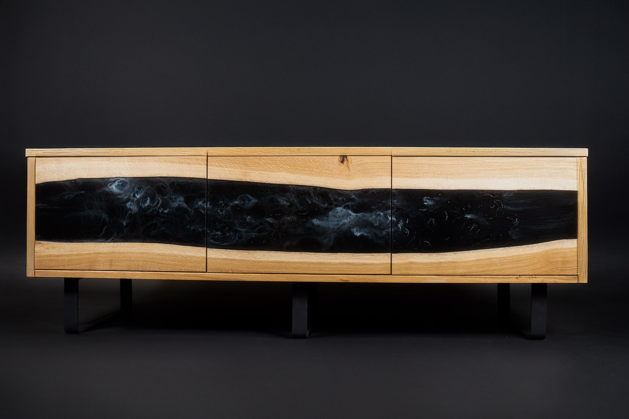 Enfilade / buffet bas en chêne avec longue rivière de résine époxy noire