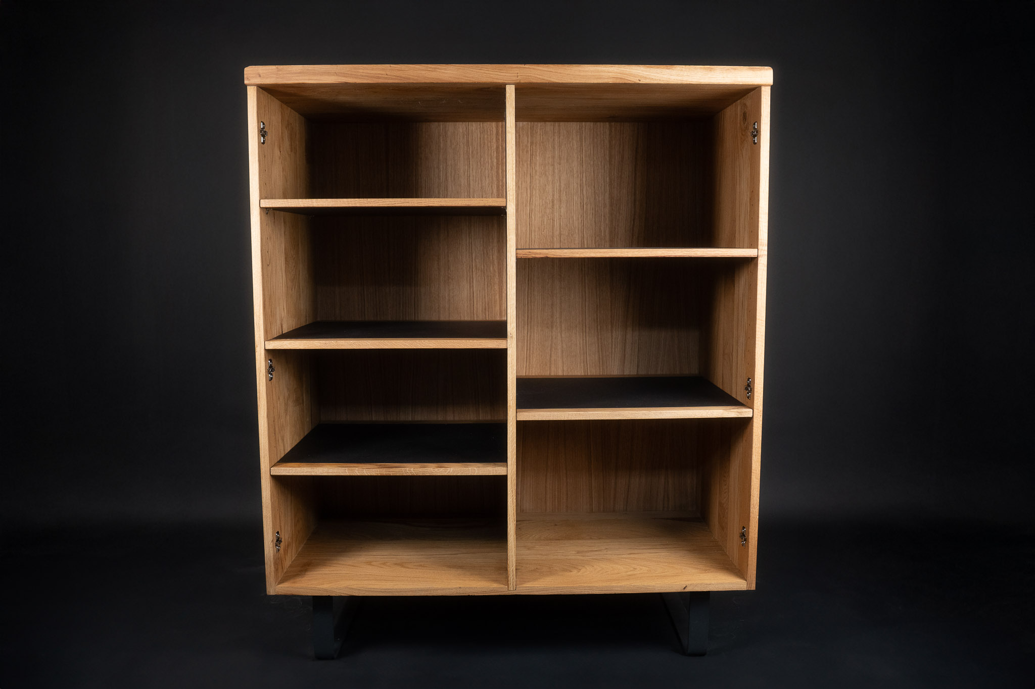 Bibliothèque en chêne avec tablettes disposées de façon asymétrique