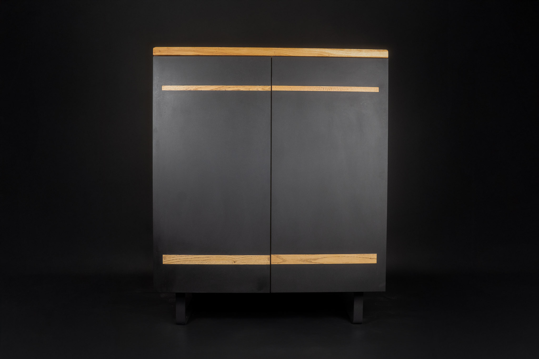 Meuble haut deux portes en laque noire avec inserts et plateau chêne