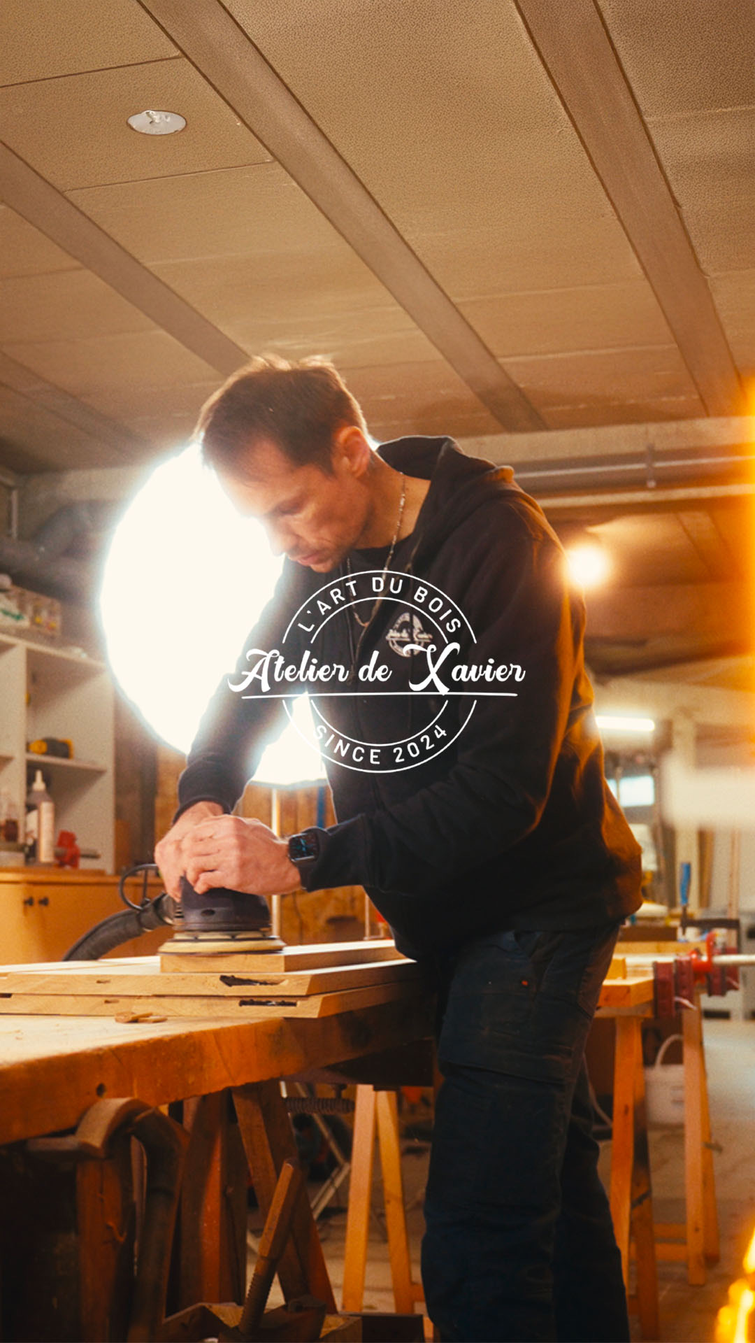 Xavier au travail à contre-jour dans son atelier