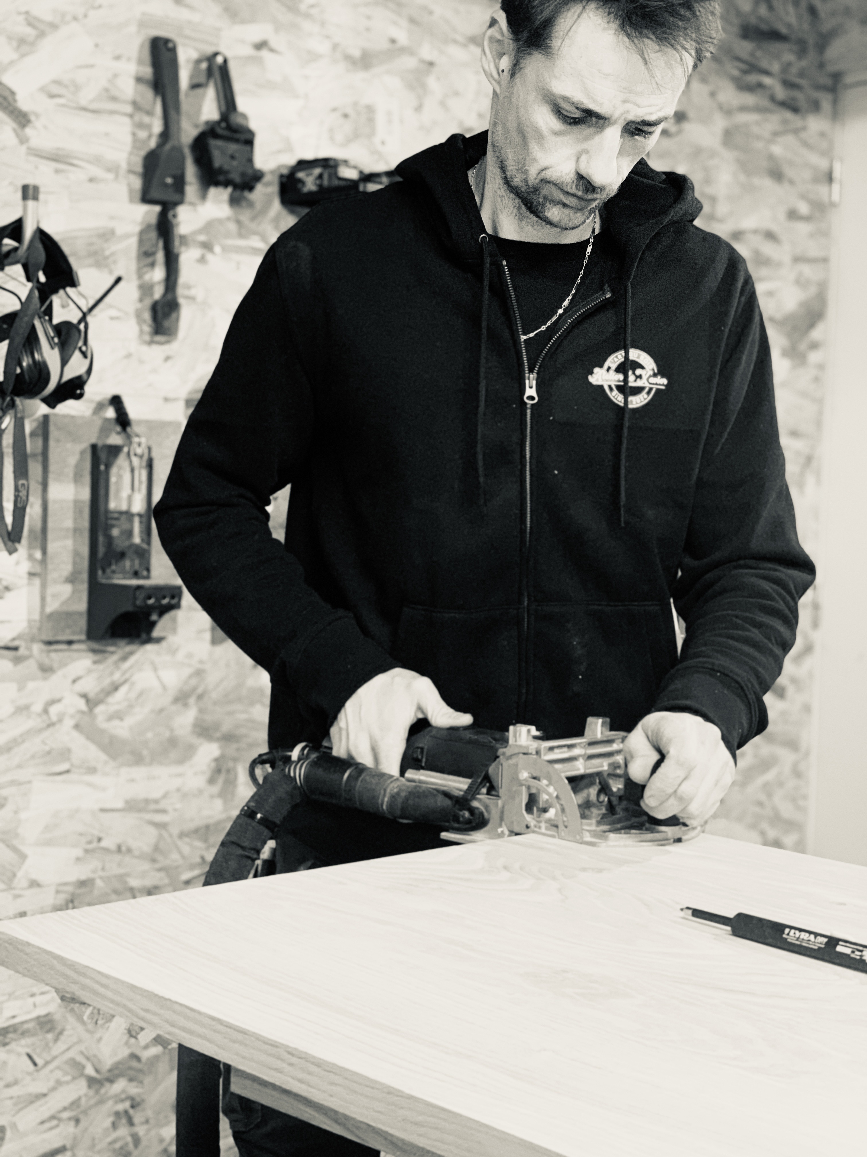 Xavier réalisant un assemblage à la lamelleuse