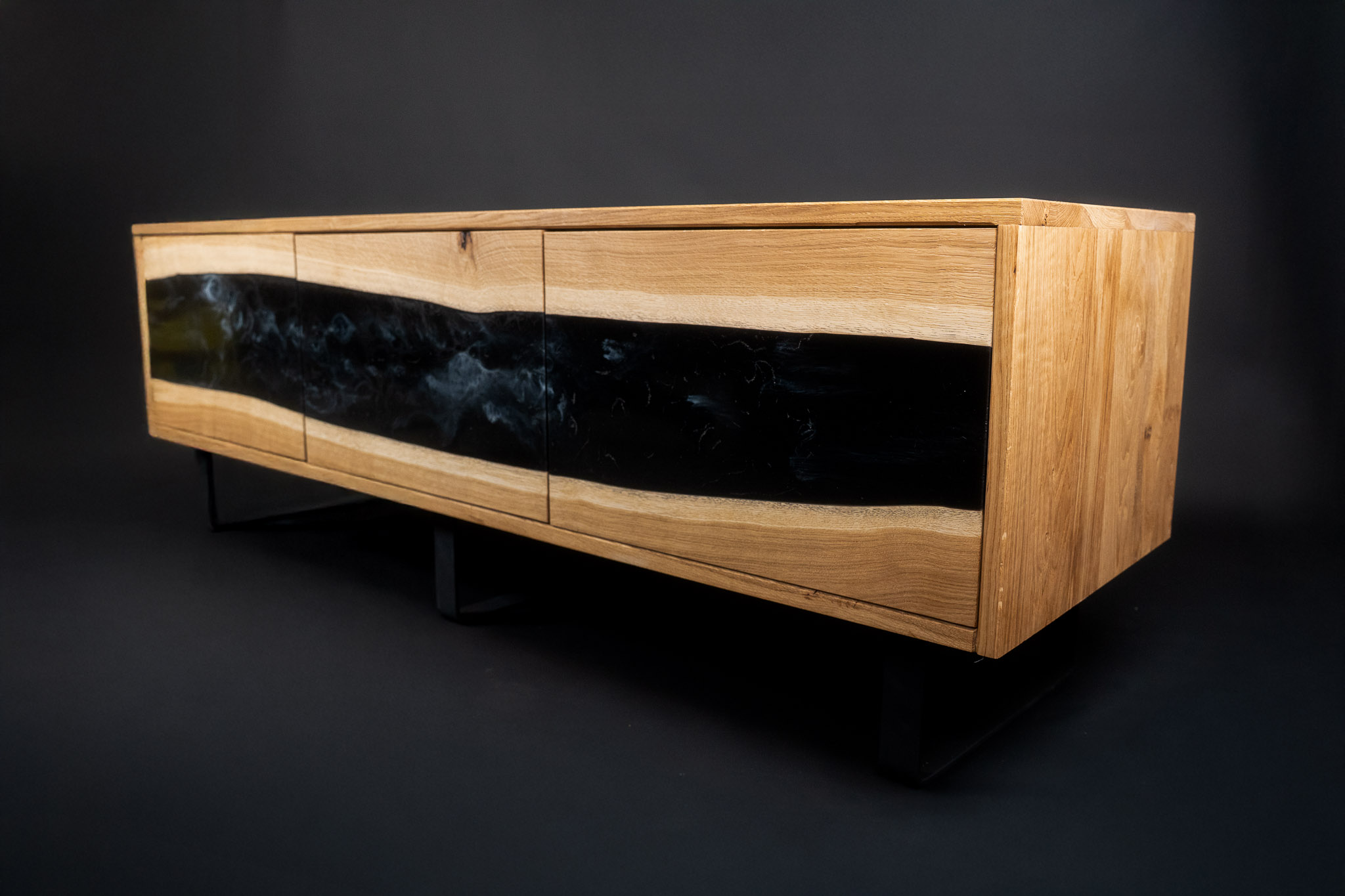Enfilade chêne avec rivière de résine noire
