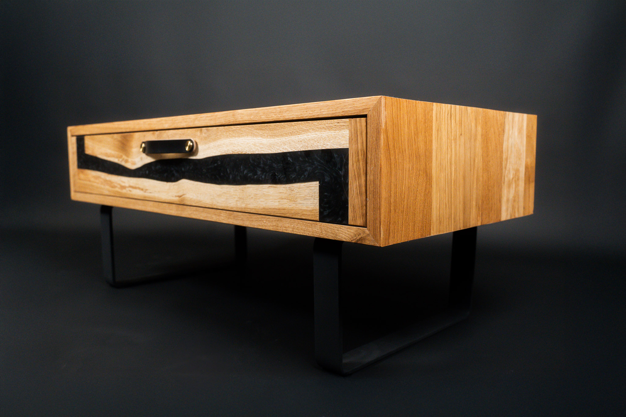 Table basse chêne et rivière de résine époxy noire