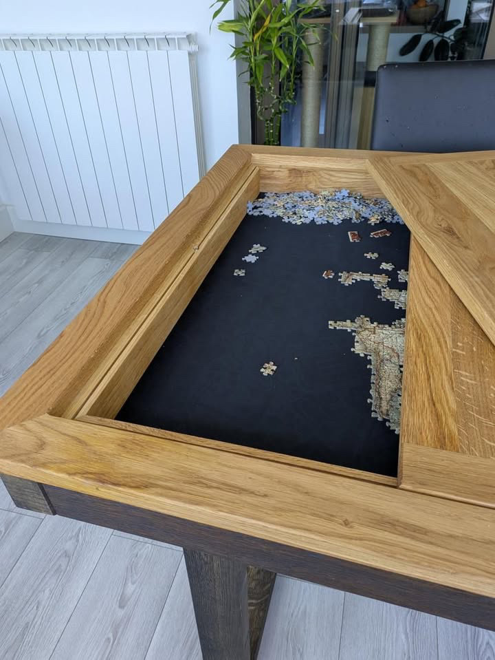 Table à manger en chêne dans un intérieur lumineux